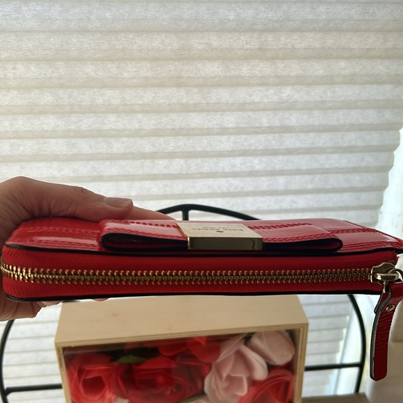 Kate spade red patent Leather Bow Zip Around wallet, EUC - Picture 6 of 11
